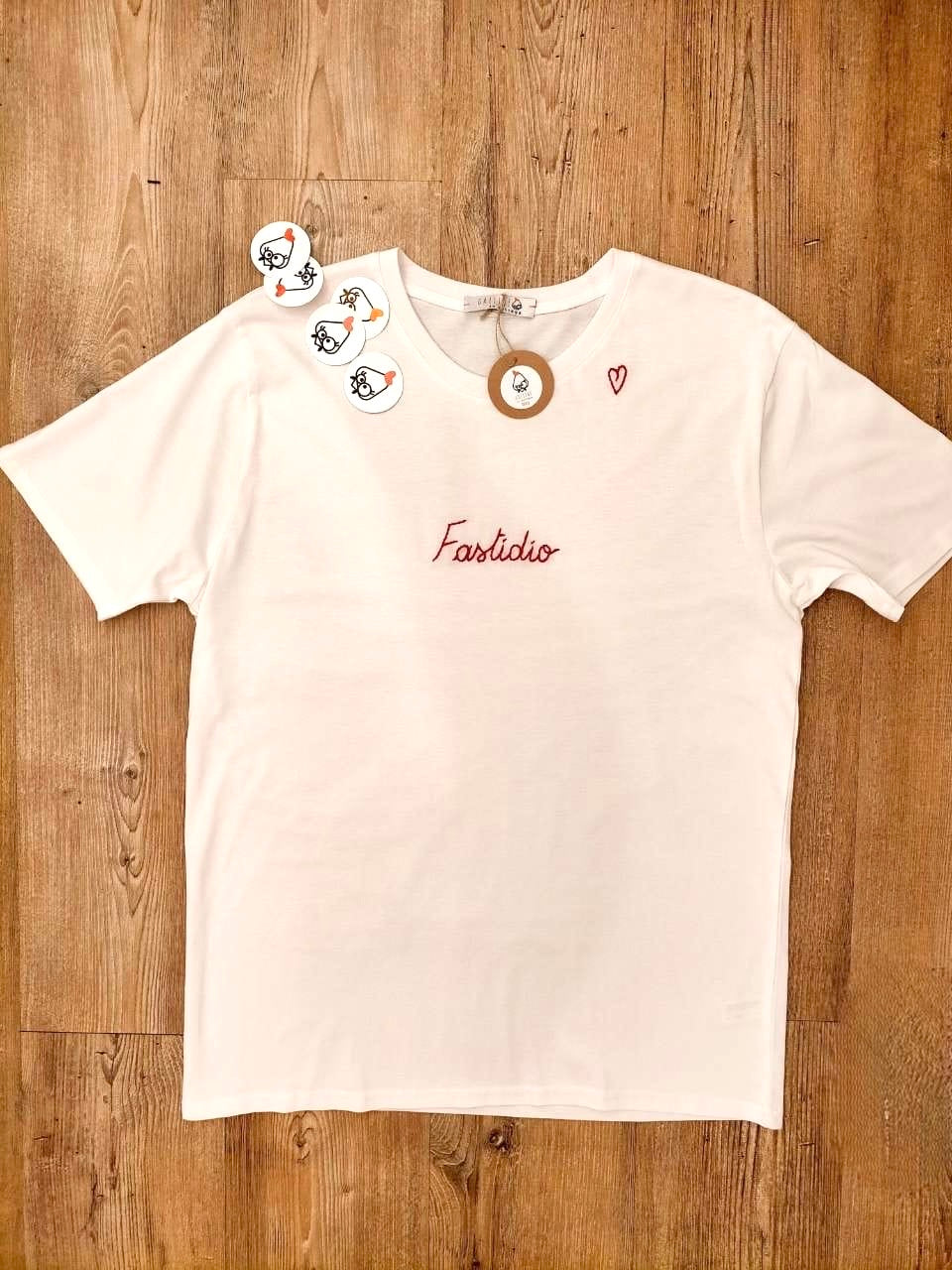 T-SHIRT RICAMATA - FASTIDIO