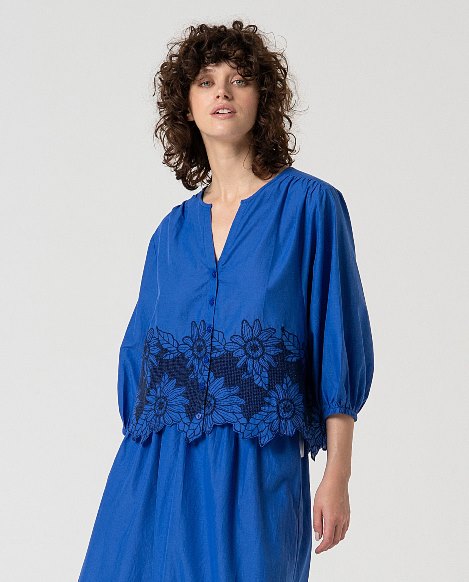 CAMICIA CON RICAMO A CONTRASTO